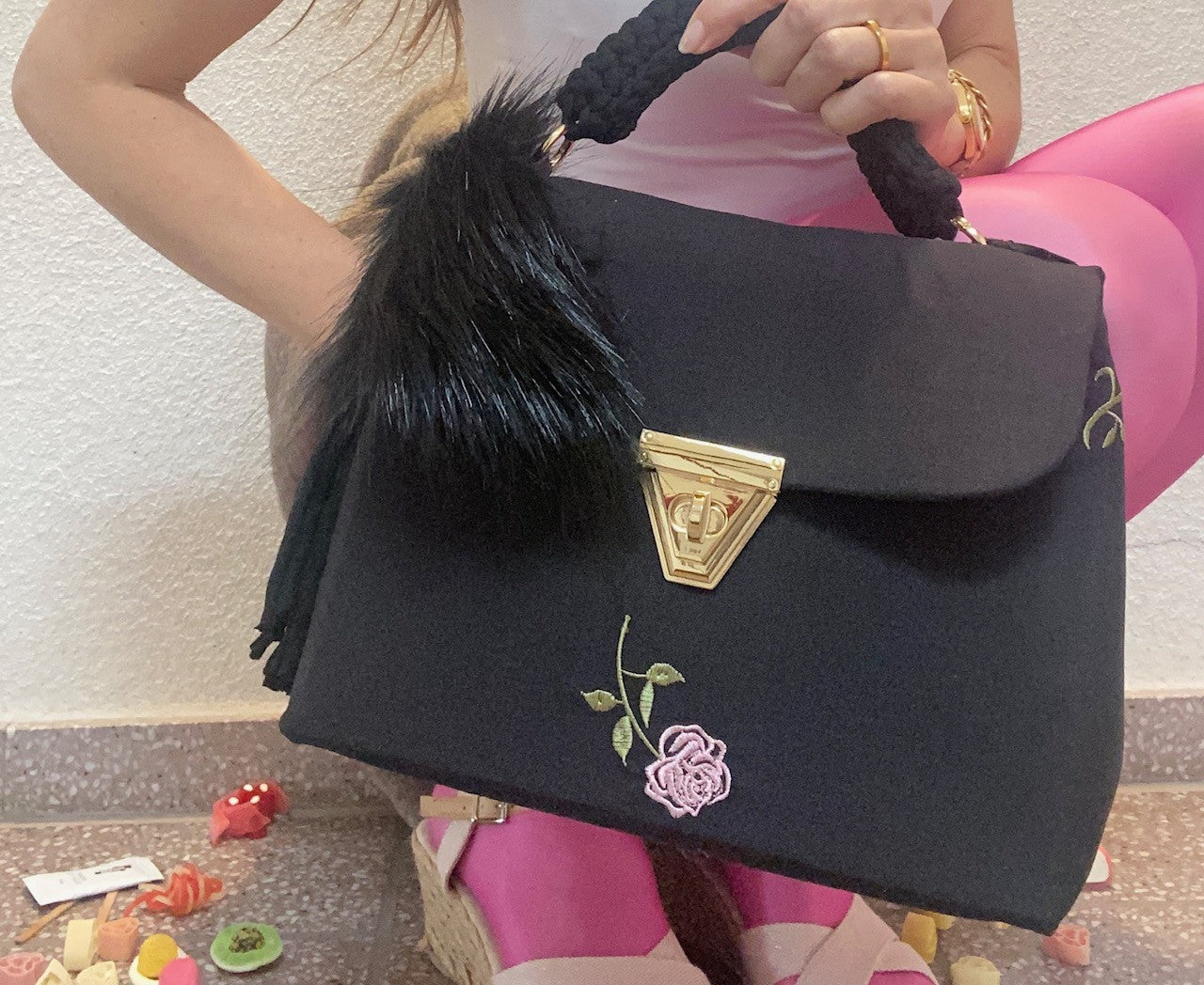 A SIGNATURE CLASSIC BLACK VENOM BAG