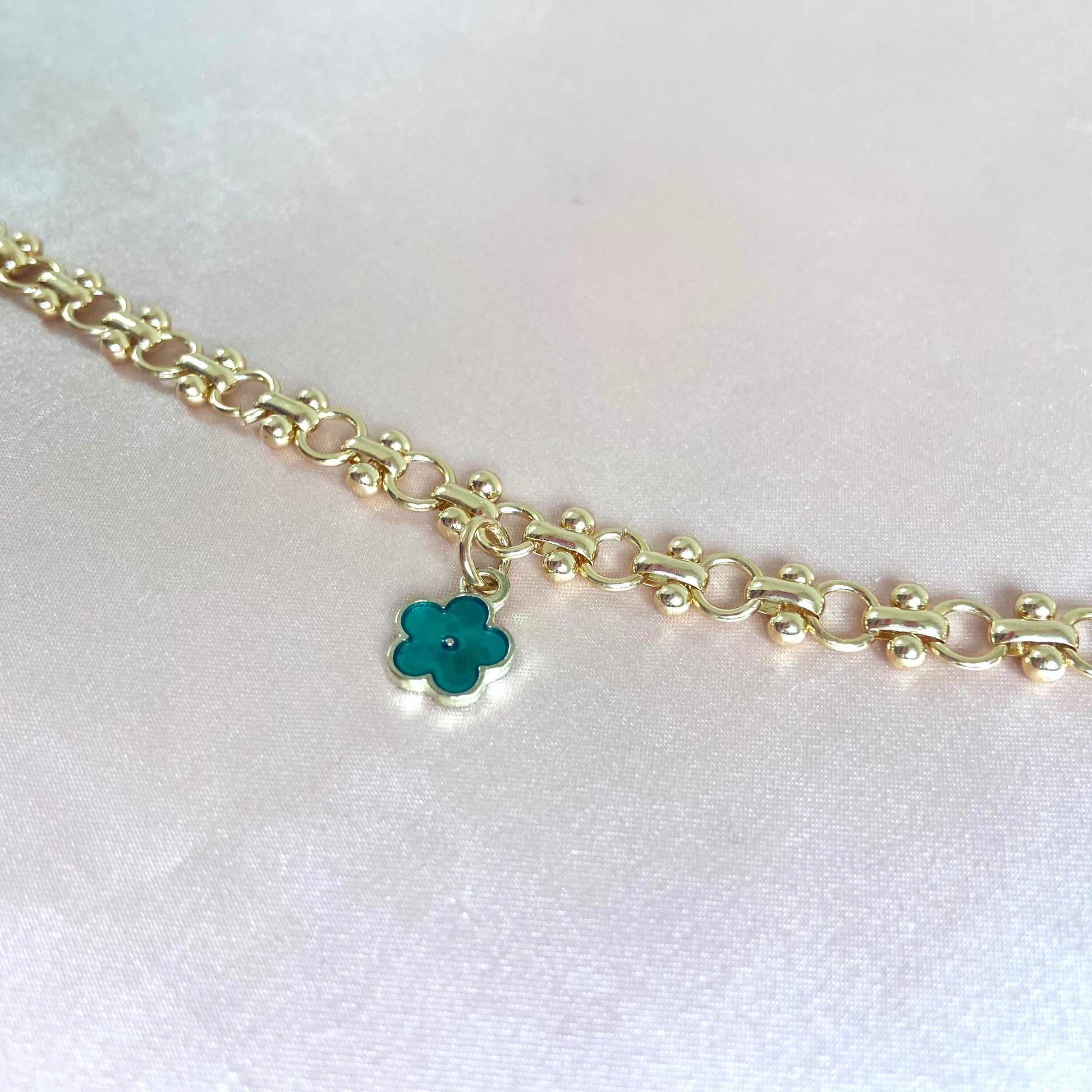 18k gold rhodium plated double chain bracelet, emerald flower pendant minimalist, chain armband, Wrist band flower pendant, gold jewelery