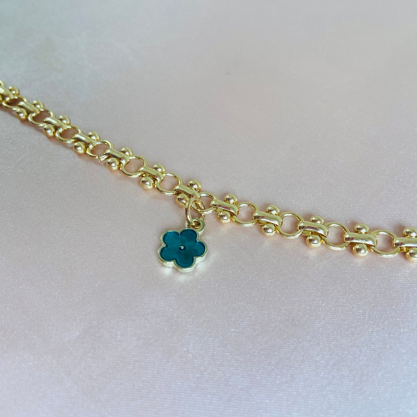 18k gold rhodium plated double chain bracelet, emerald flower pendant minimalist, chain armband, Wrist band flower pendant, gold jewelery